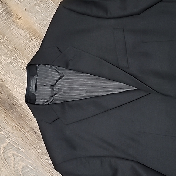 Like new men's suit jacket 42 short black by Calvin Klein slim fit Canada made - Picture 4 of 13